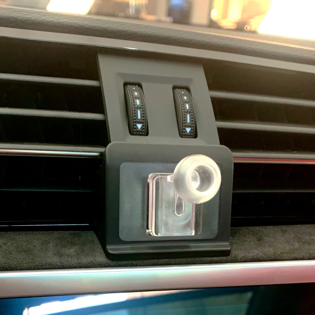 Cobot-SOLAR Auto-Clamp Car Mount DSH Base-ADQ3 for Audi Q3 (2019-2021)