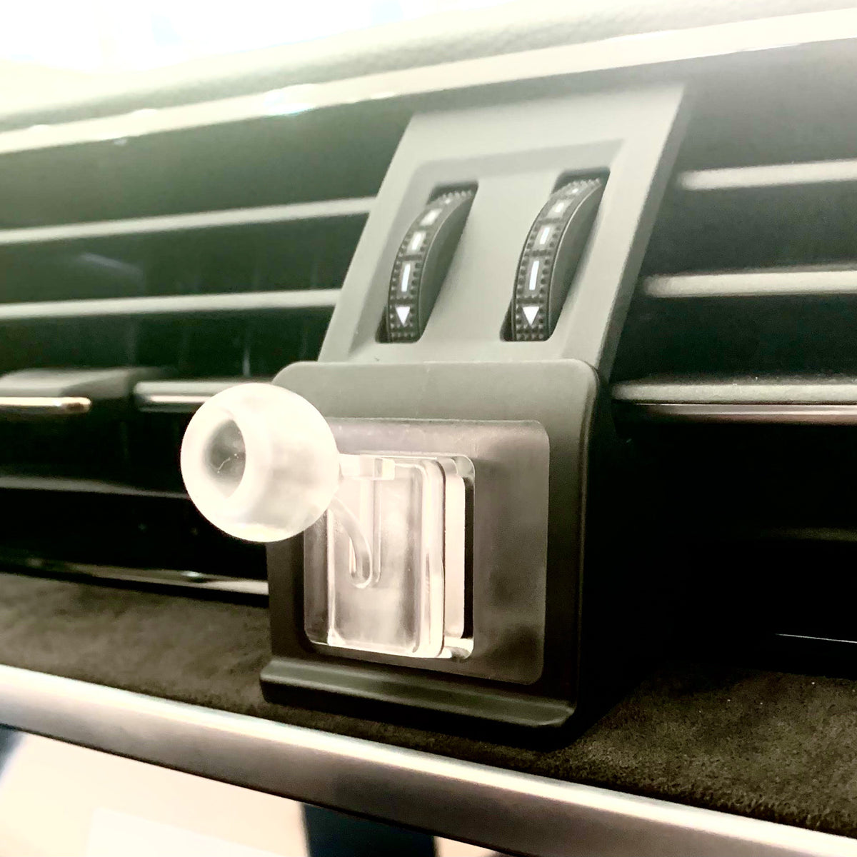 Cobot-SOLAR Auto-Clamp Car Mount DSH Base-ADQ3 for Audi Q3 (2019-2021)