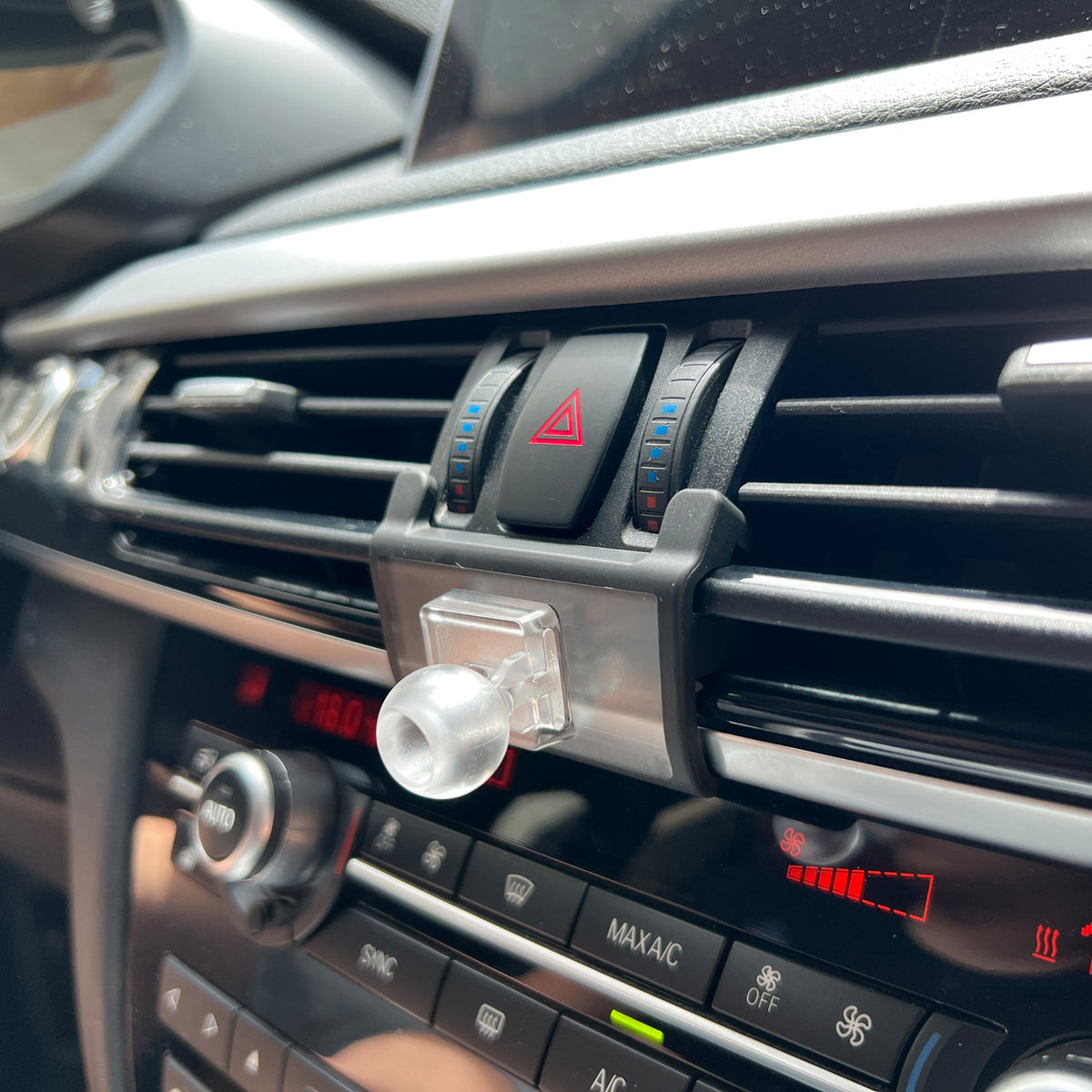 SA Power Fast Wireless Charging Auto-Clamp Car Mount DSH Base-BMWX5 for BMW X5 & X6 (2014-2018)